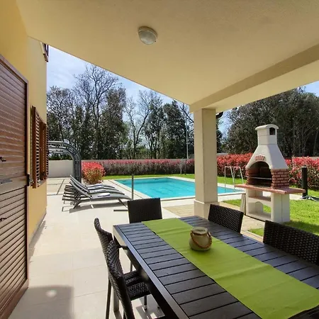 Complex Of 2 Aurora With 2 Private Pools For Up To 20 Persons Only 200m From The - Wiibuk *