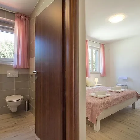 Complex Of 2 Aurora With 2 Private Pools For Up To 20 Persons Only 200m From The - Wiibuk Banjole