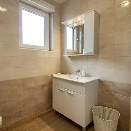 Complex Of 2 Aurora With 2 Private Pools For Up To 20 Persons Only 200m From The - Wiibuk Villa Banjole