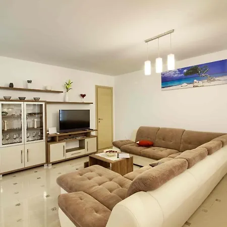 Villa Complex Of 2 Aurora With 2 Private Pools For Up To 20 Persons Only 200m From The - Wiibuk