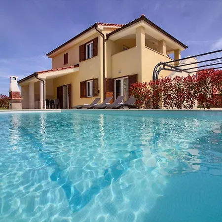 Complex Of 2 Aurora With 2 Private Pools For Up To 20 Persons Only 200m From The - Wiibuk *