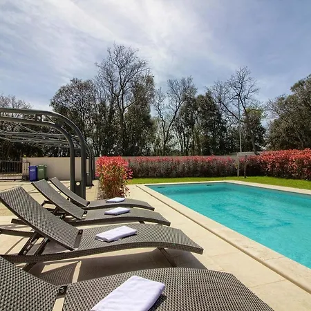 Complex Of 2 Aurora With 2 Private Pools For Up To 20 Persons Only 200m From The - Wiibuk Villa *