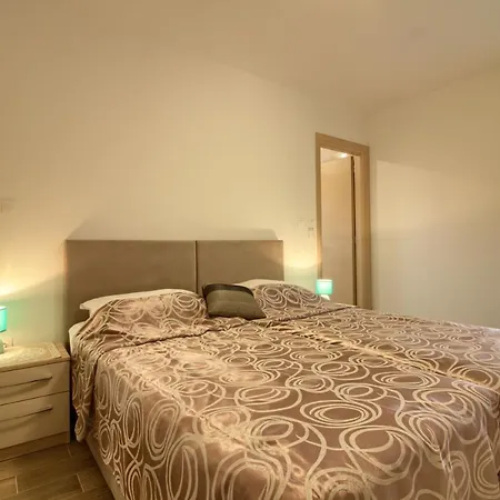 Complex Of 2 Aurora With 2 Private Pools For Up To 20 Persons Only 200m From The - Wiibuk Banjole