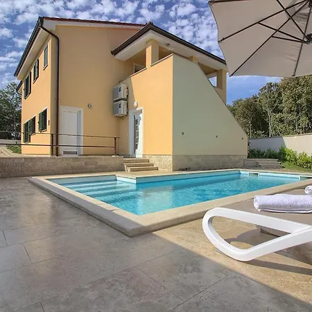 Villa Complex Of 2 Aurora With 2 Private Pools For Up To 20 Persons Only 200m From The - Wiibuk *