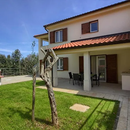 Villa Complex Of 2 Aurora With 2 Private Pools For Up To 20 Persons Only 200m From The - Wiibuk *