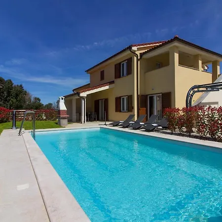 Complex Of 2 Aurora With 2 Private Pools For Up To 20 Persons Only 200m From The - Wiibuk