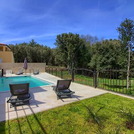 Villa Complex Of 2 Aurora With 2 Private Pools For Up To 20 Persons Only 200m From The - Wiibuk Banjole