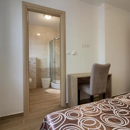 Villa Complex Of 2 Aurora With 2 Private Pools For Up To 20 Persons Only 200m From The - Wiibuk *