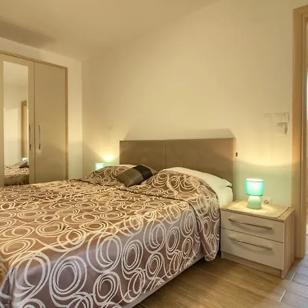 Villa Complex Of 2 Aurora With 2 Private Pools For Up To 20 Persons Only 200m From The - Wiibuk