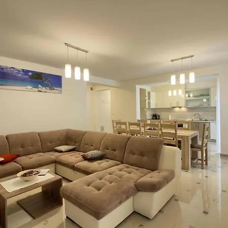 Complex Of 2 Aurora With 2 Private Pools For Up To 20 Persons Only 200m From The - Wiibuk Villa *