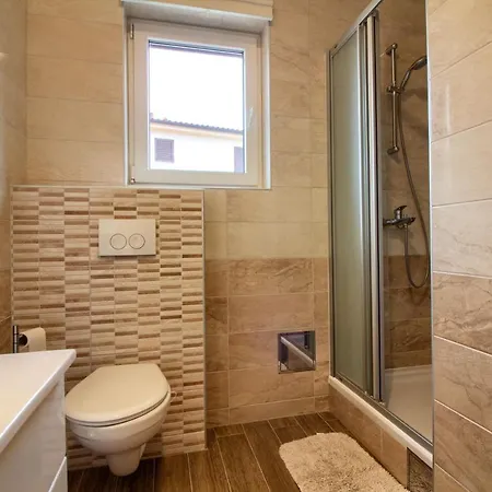 Aurora Beachside Villas: Dual Pools, Group Getaway Banjole