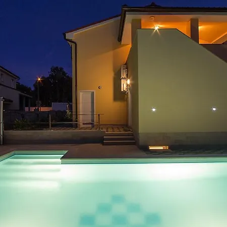 Aurora Beachside Villas: Dual Pools, Group Getaway Banjole