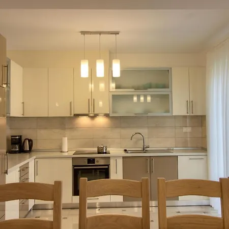 Aurora Beachside Villas: Dual Pools, Group Getaway *