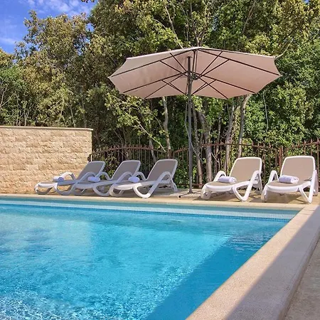 Villa Complex Of 2 Aurora With 2 Private Pools For Up To 20 Persons Only 200m From The - Wiibuk