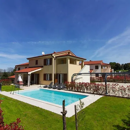 Aurora Beachside Villas: Dual Pools, Group Getaway * Banjole