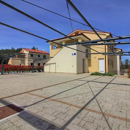 Villa Complex Of 2 Aurora With 2 Private Pools For Up To 20 Persons Only 200m From The - Wiibuk Banjole