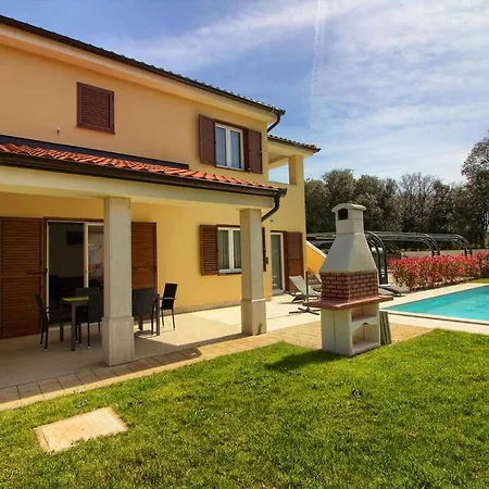 Villa Complex Of 2 Aurora With 2 Private Pools For Up To 20 Persons Only 200m From The - Wiibuk
