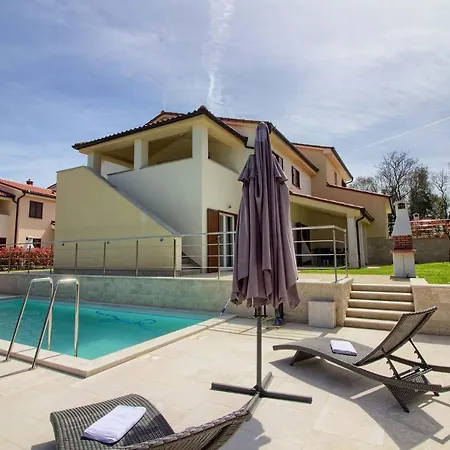 Villa Complex Of 2 Aurora With 2 Private Pools For Up To 20 Persons Only 200m From The - Wiibuk *