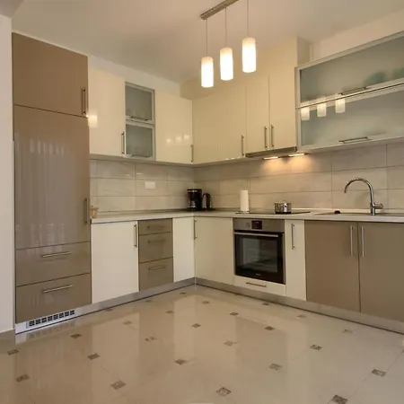 Aurora Beachside Villas: Dual Pools, Group Getaway Banjole